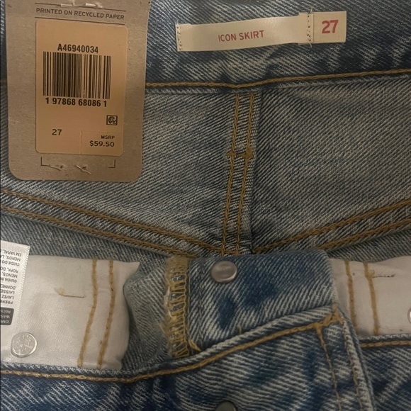 Women's Levi's® A-Line Button Front Mini Skirt Color: Shine Theory Size: 27 US 4 - Picture 3 of 5